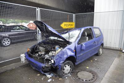 Pkw stuerzt von der Adenauerbruecke auf Firmengelaende - Frau und Kind verletzt